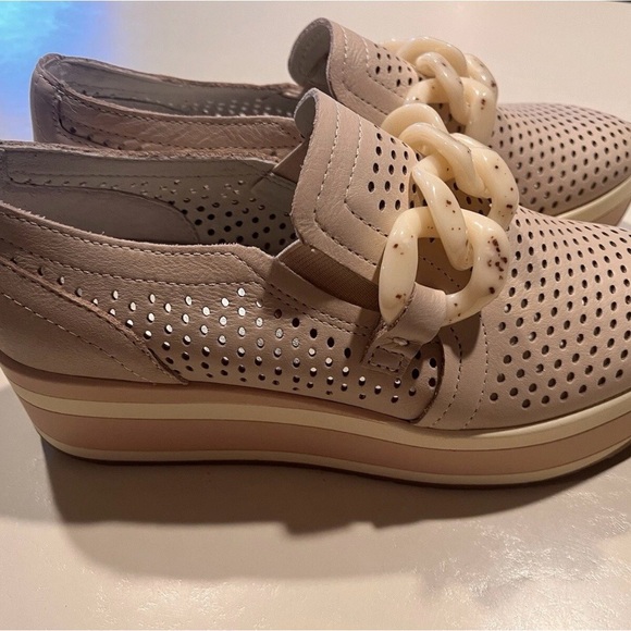 Dolce Vita JheneeWomen's perforated platform with Chain Detail. 9.5 - Picture 8 of 11